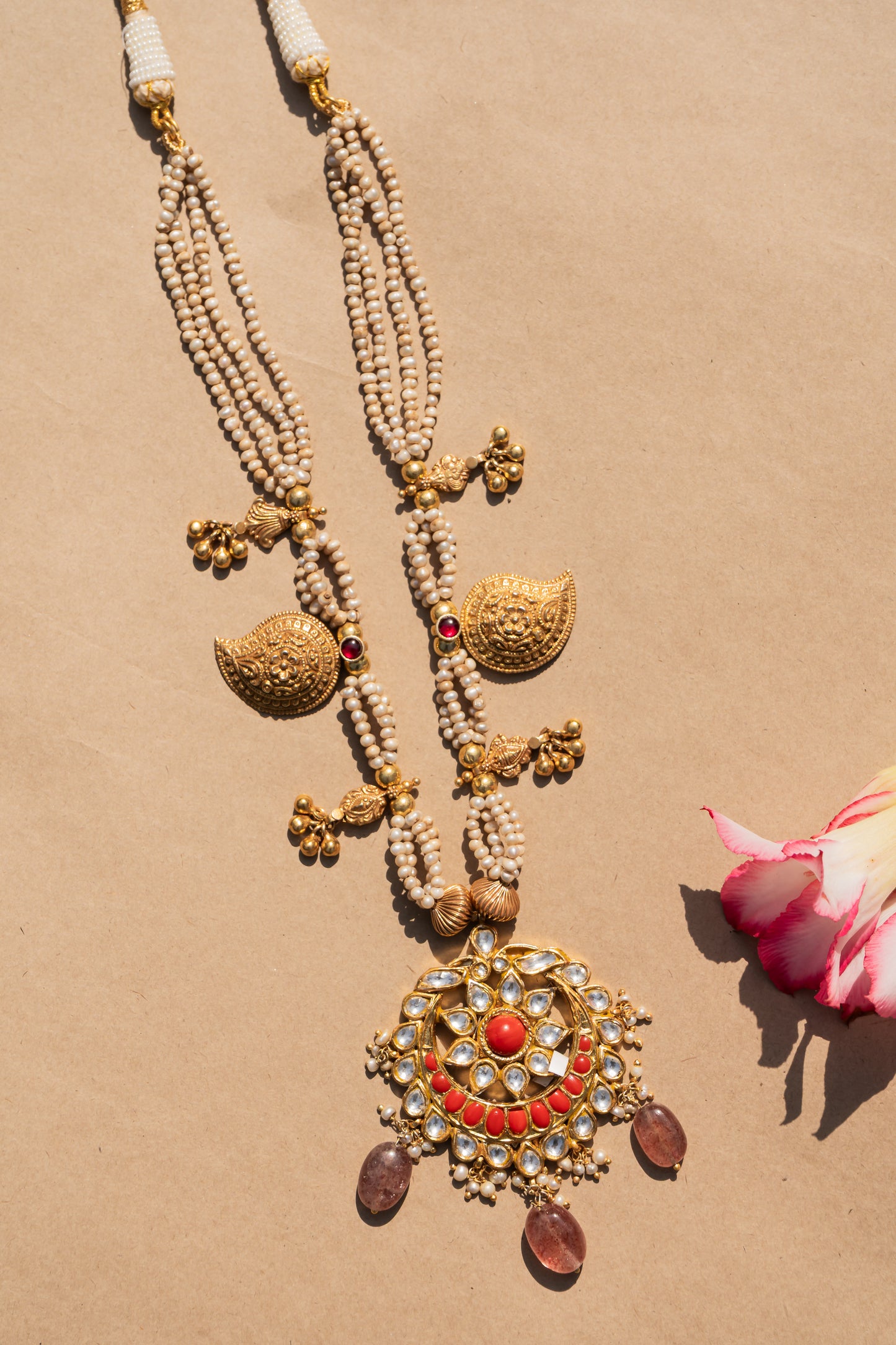 JADAU ON SILVER CORAL PENDANT, STRUNG IN PEARL MALA WITH MANGO MOTIF