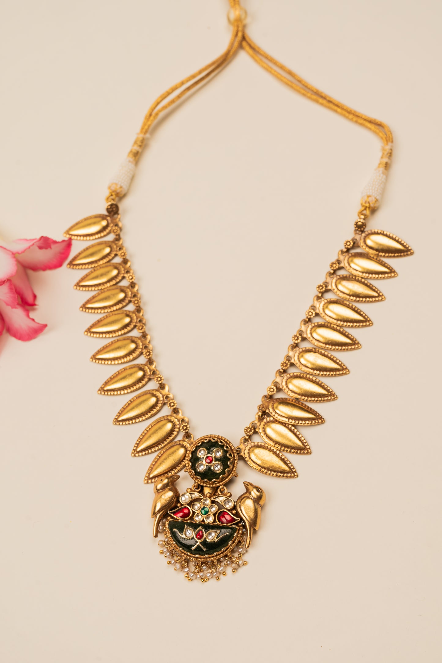 JADAU ON SILVER GREEN PENDANT, STRUNG IN MULTILEAF NECKLACE