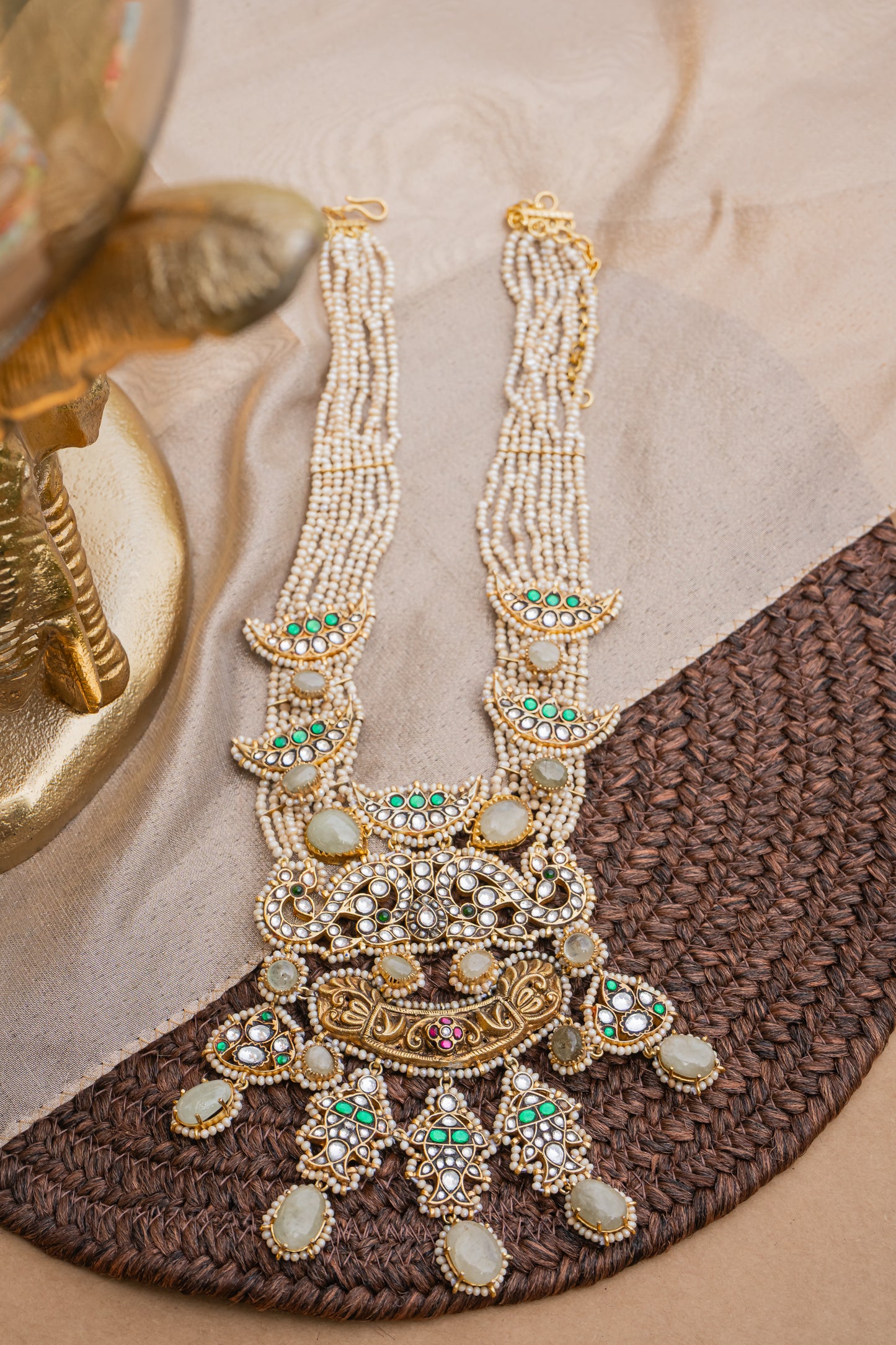 GREEN AND WHITE JADAU PENDANT STRUNG IN MOTI HAAR
