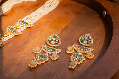 GREEN AND WHITE JADAU PENDANT STRUNG IN MOTI HAAR