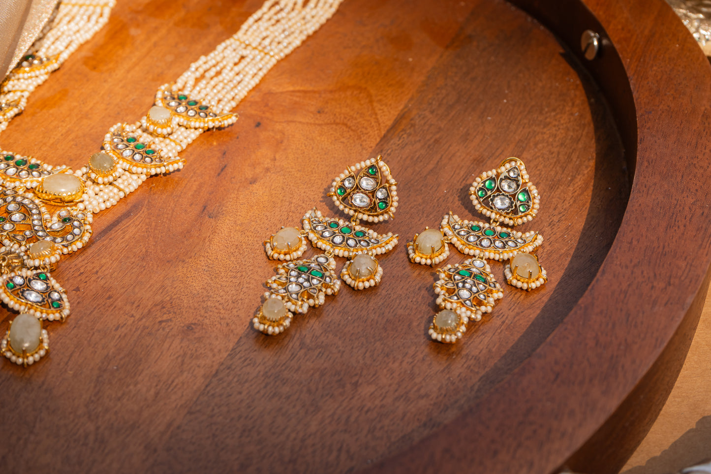 GREEN AND WHITE JADAU PENDANT STRUNG IN MOTI HAAR