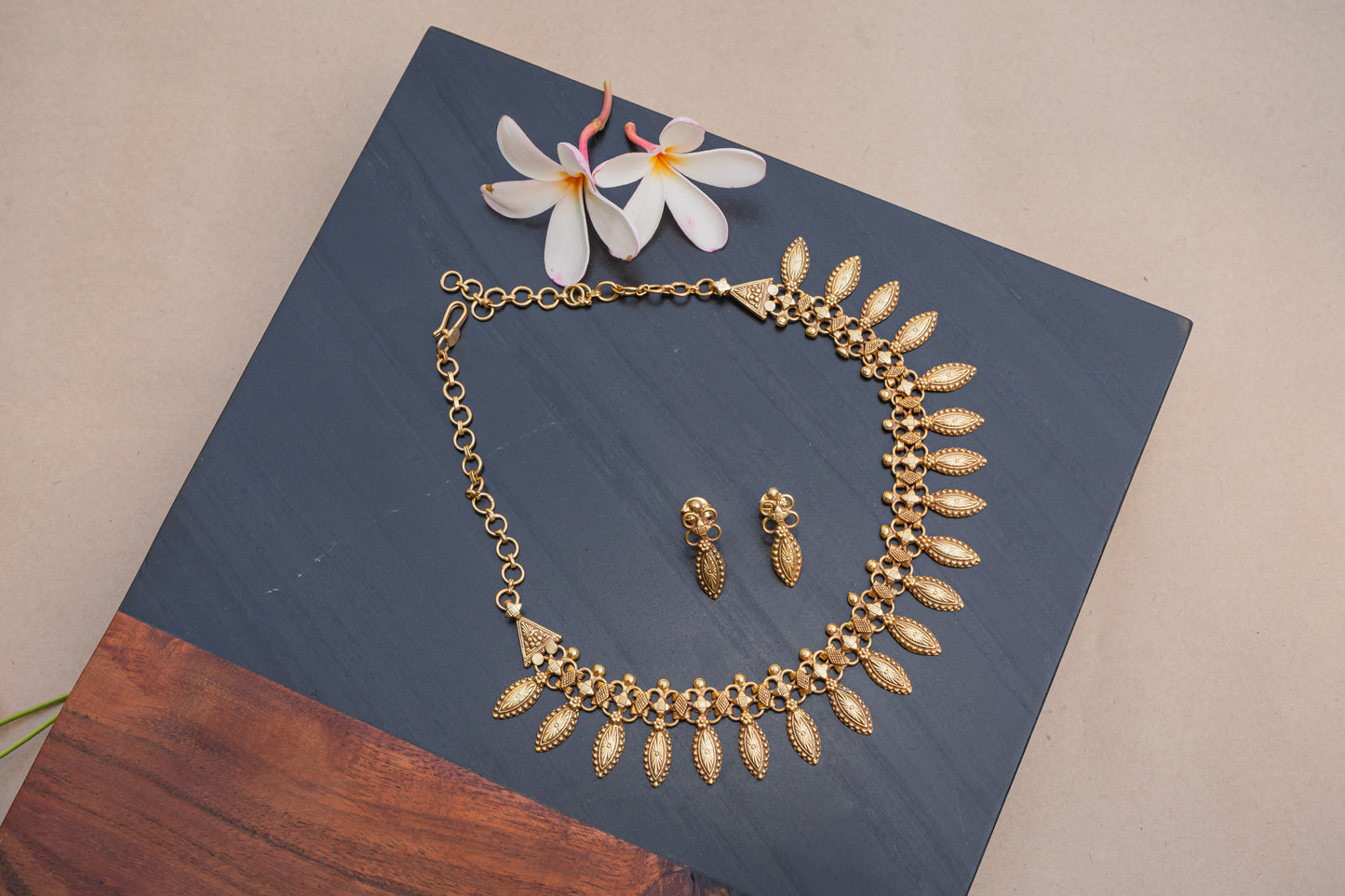 ANTIGOLD PLATED SILVER MULTILEAF NECKLACE